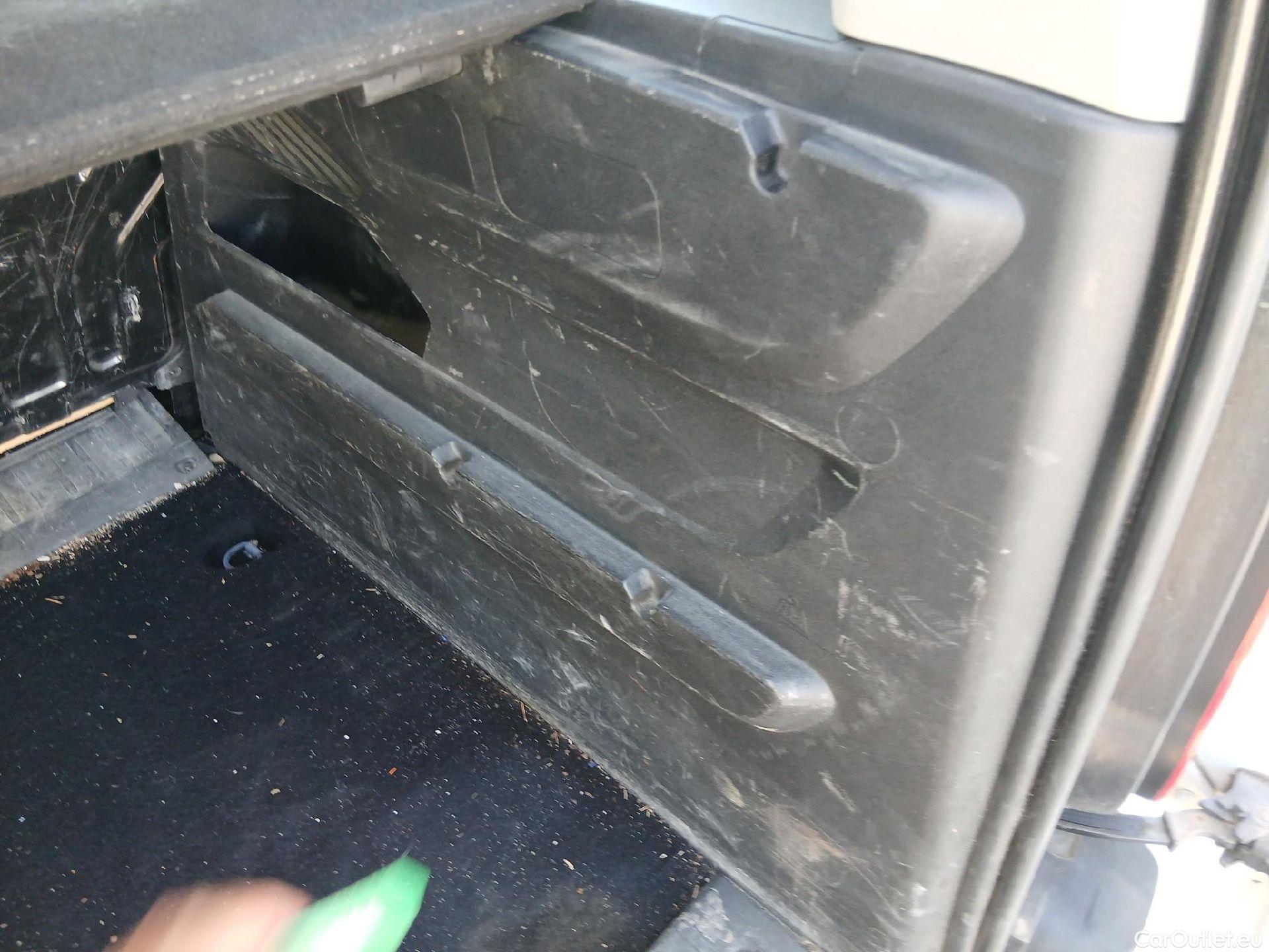  Citroen  Berlingo CITROEN  / 2018 / 4P / combi Talla M BlueHDi 100 LIVE (AC) #30