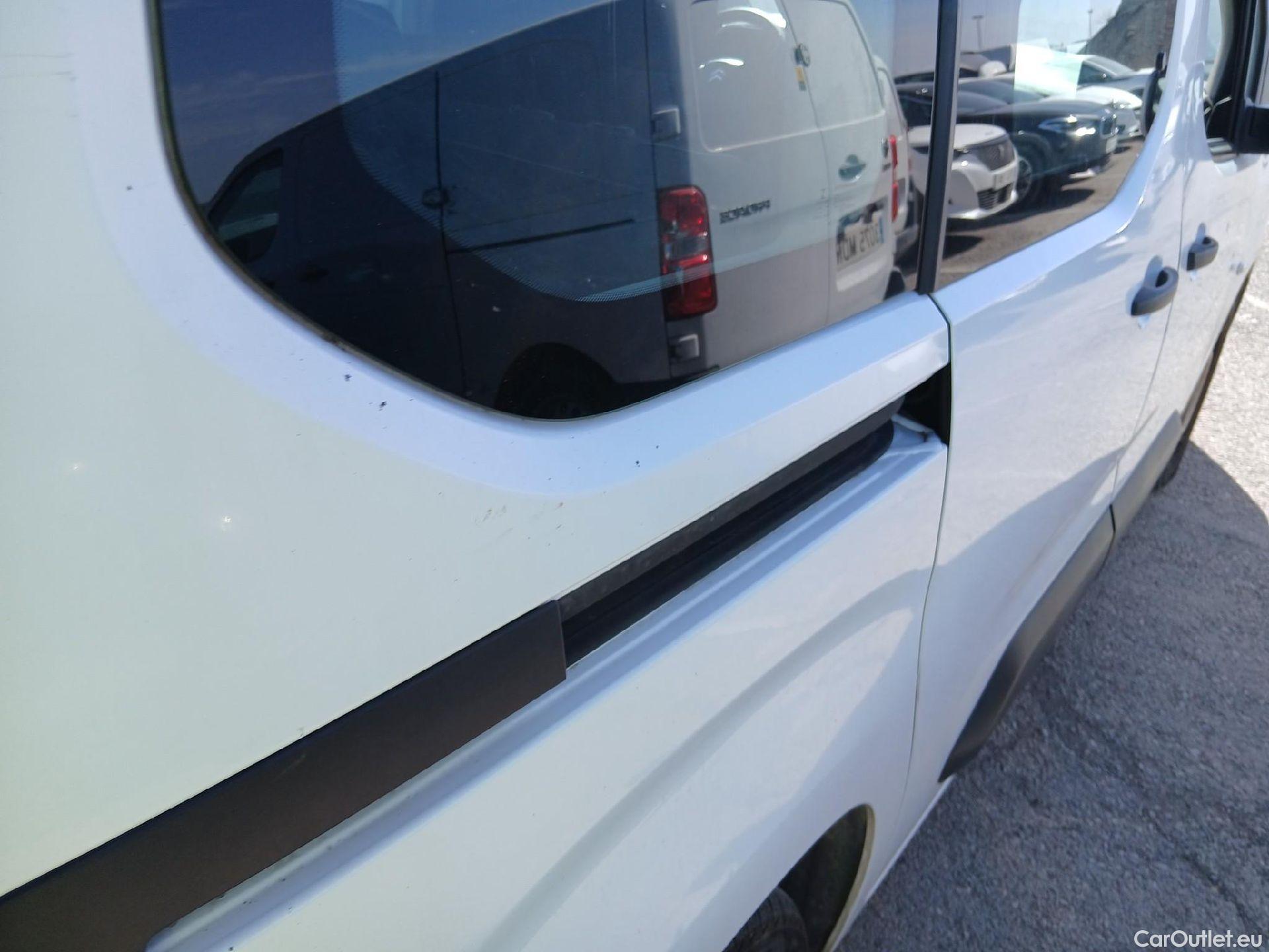  Citroen  Berlingo CITROEN  / 2018 / 4P / combi Talla M BlueHDi 100 LIVE (AC) #17