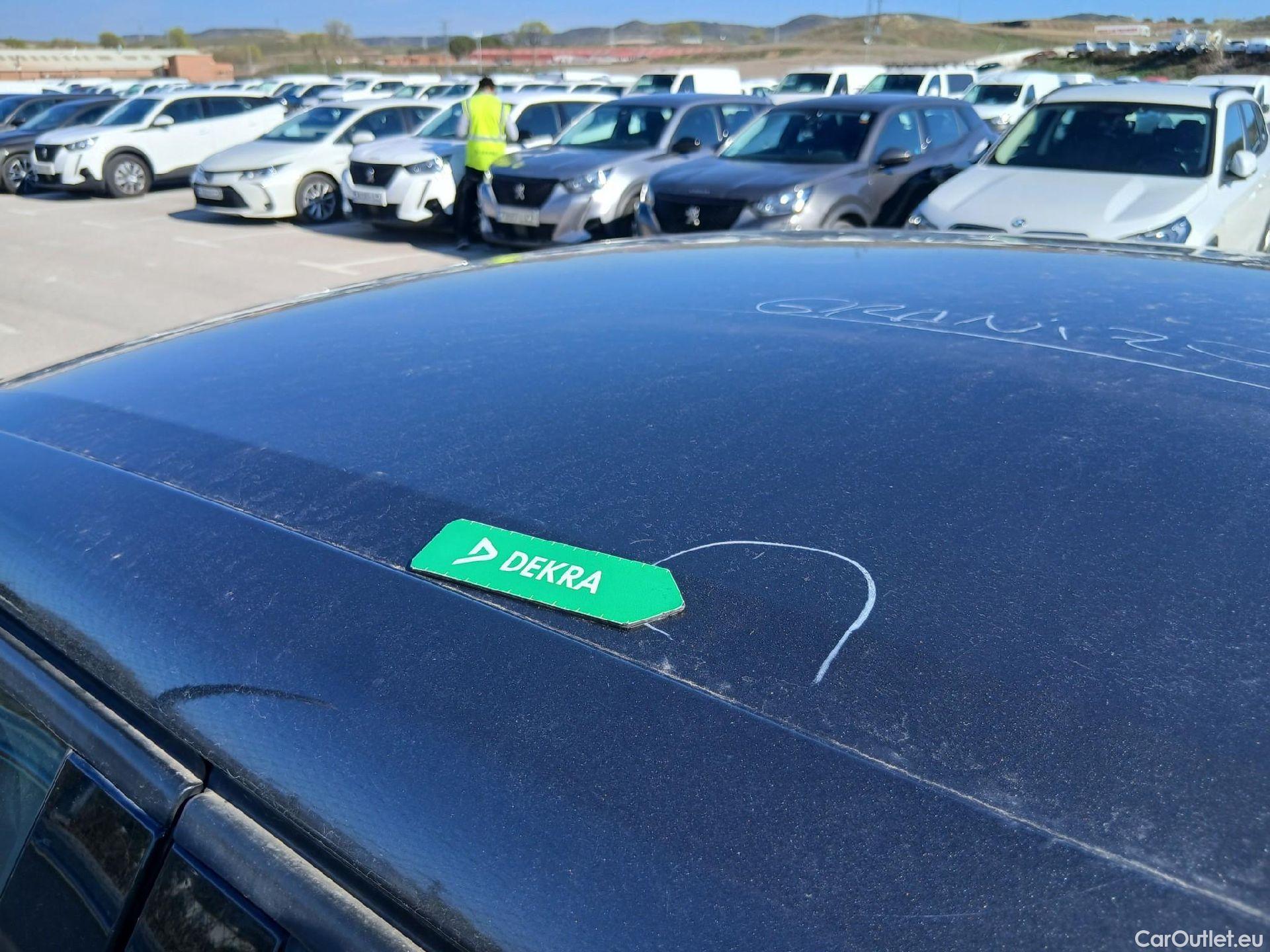  Peugeot  2008 PEUGEOT  / 2019 / 5P / todoterreno Active BlueHDI 81kW (110CV) #32