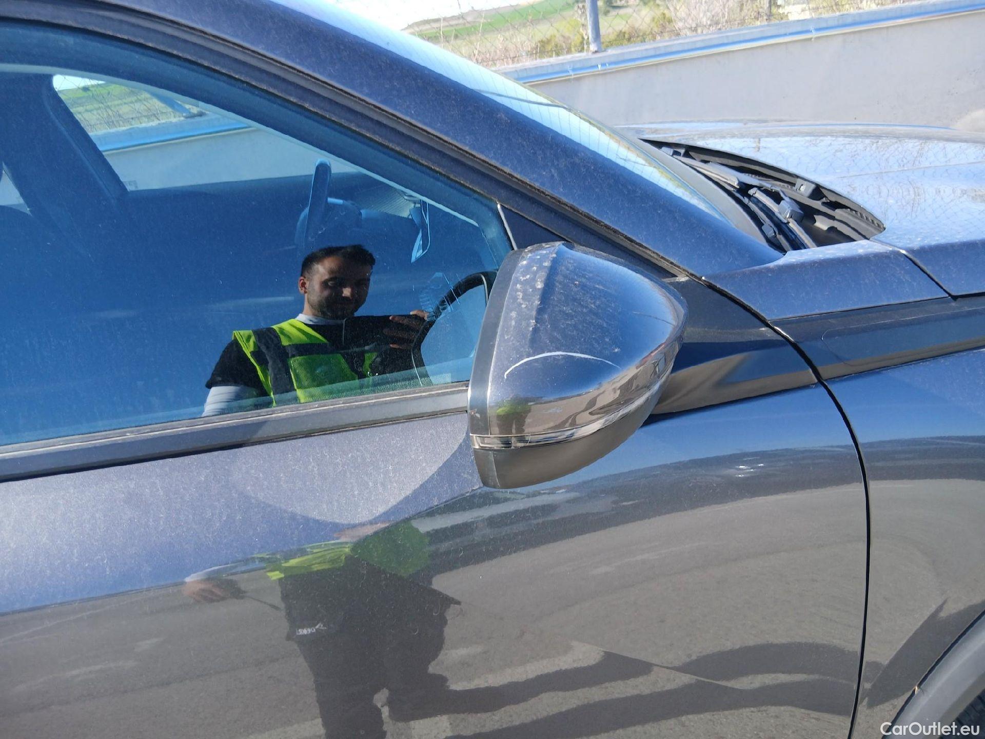  Peugeot  2008 PEUGEOT  / 2019 / 5P / todoterreno Active BlueHDI 81kW (110CV) #24