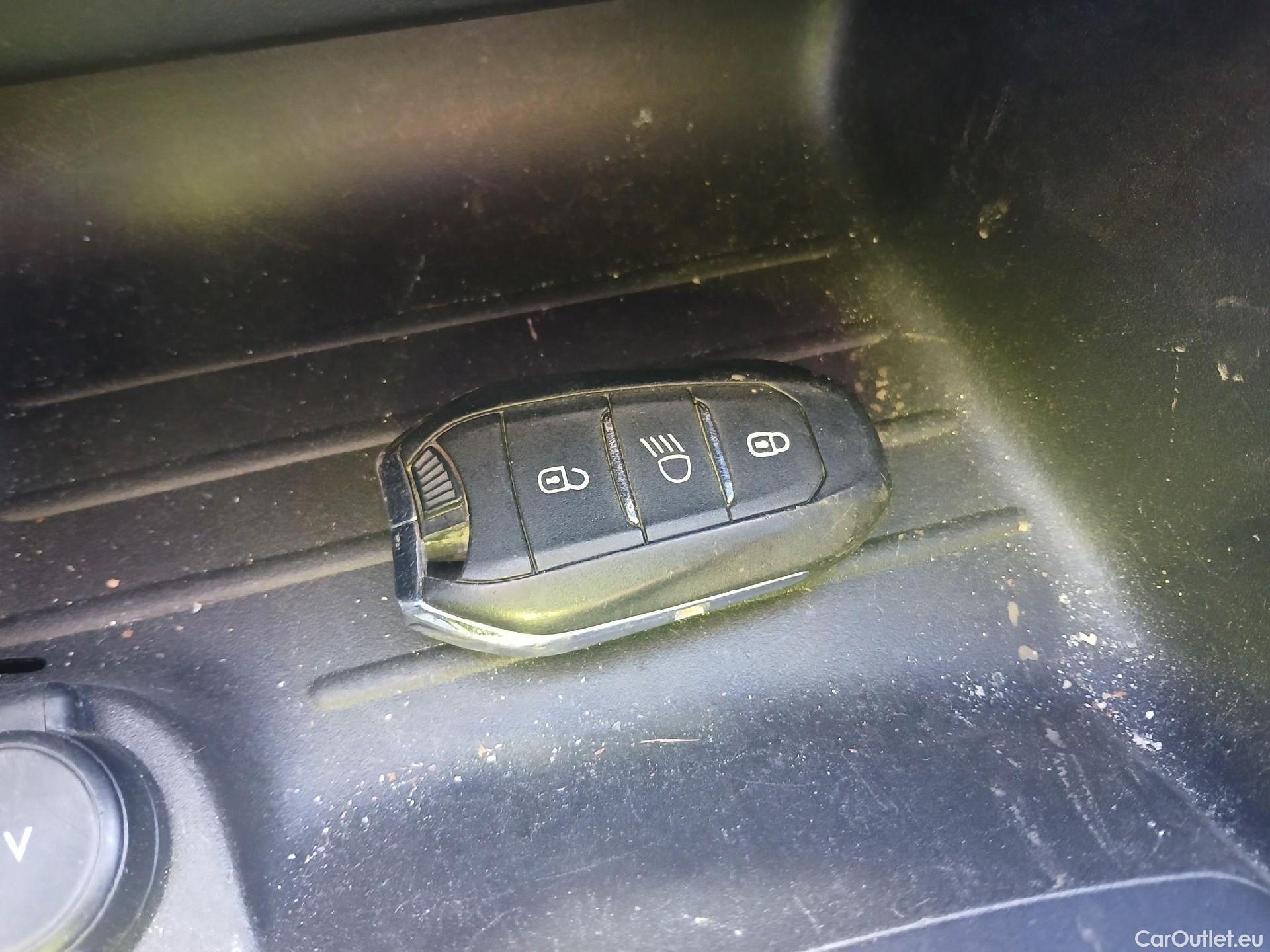  Peugeot  2008 PEUGEOT  / 2019 / 5P / todoterreno Allure BlueHDI 100 S&S BVM6 (AC) #5