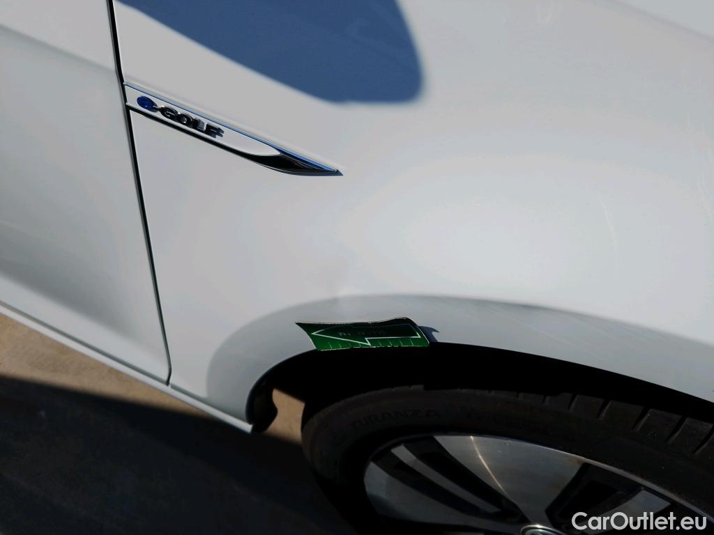  Volkswagen  Golf  VOLKSWAGEN / 2016 / 5P / berlina con portón e-ePower 110 kW (136CV) #4