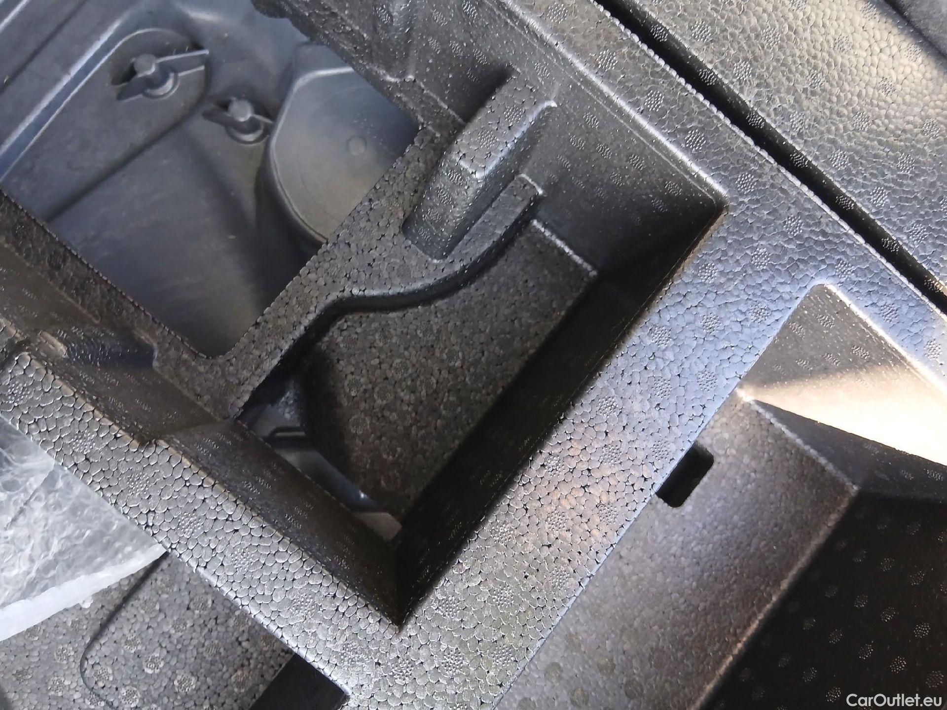  Peugeot  308 PEUGEOT  / 2017 / 5P / familiar SW Allure Pack PureTech 130 S&S #1