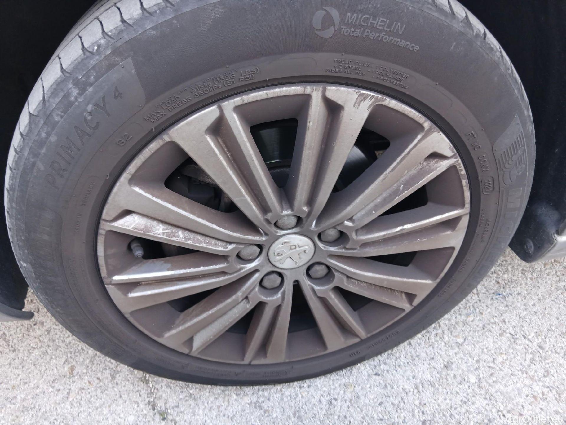  Peugeot  308 PEUGEOT  / 2017 / 5P / familiar SW Allure Pack PureTech 130 S&S #13