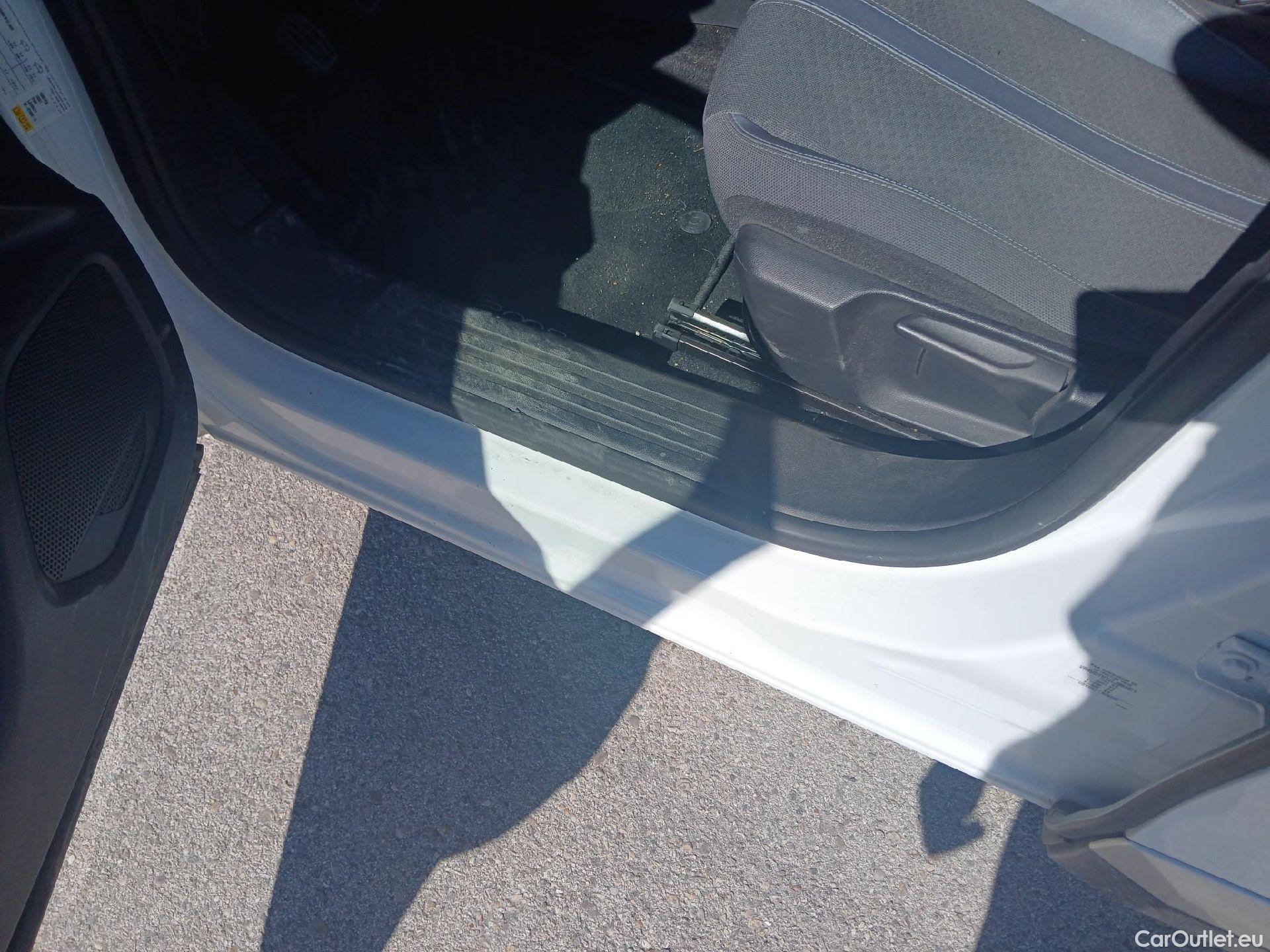  Peugeot  2008 PEUGEOT  / 2019 / 5P / todoterreno Allure BlueHDI 100 S&S BVM6 (AC) #10