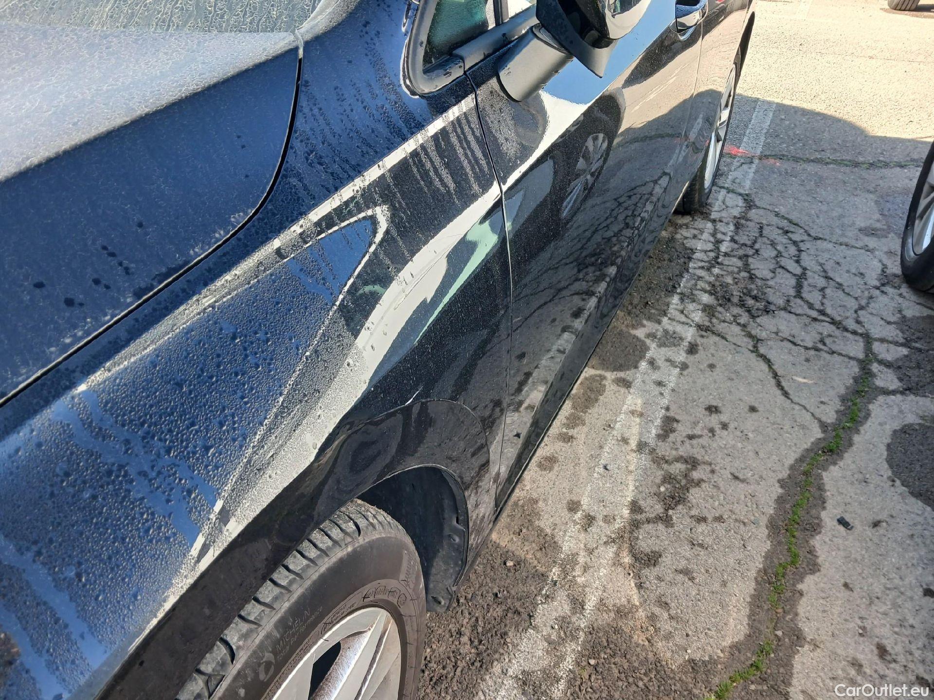  Volkswagen  Golf  VOLKSWAGEN / 2020 / 5P / berlina con portón Life 2.0 TDI 85kW (115CV) #4