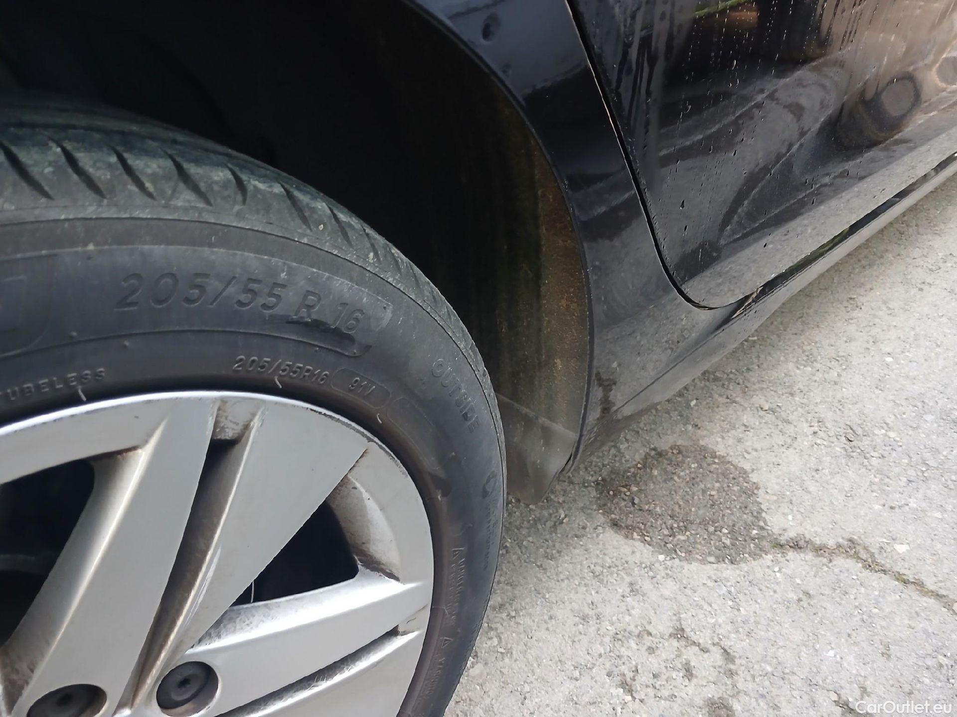  Volkswagen  Golf  VOLKSWAGEN / 2020 / 5P / berlina con portón Life 2.0 TDI 85kW (115CV) #16