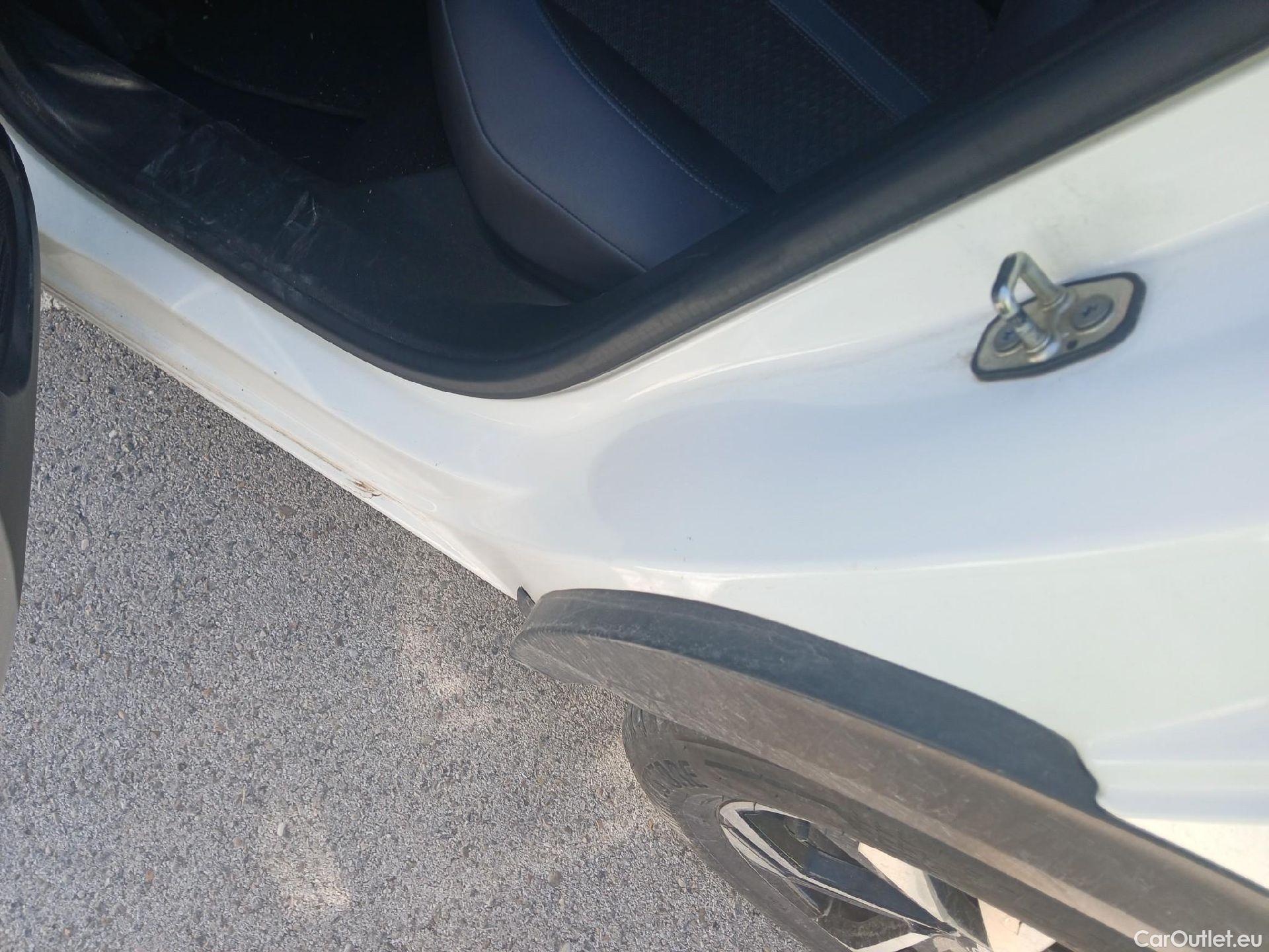  Peugeot  2008 PEUGEOT  / 2019 / 5P / todoterreno Allure BlueHDI 100 S&S BVM6 (AC) #27