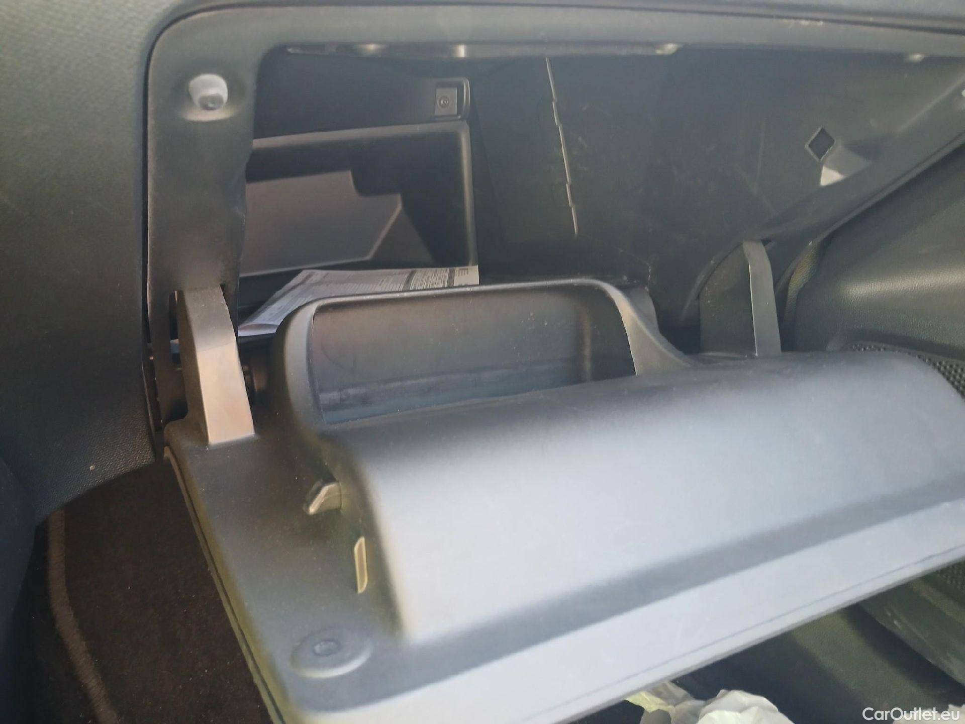  Peugeot  2008 PEUGEOT  / 2019 / 5P / todoterreno Allure BlueHDI 100 S&S BVM6 (AC) #8