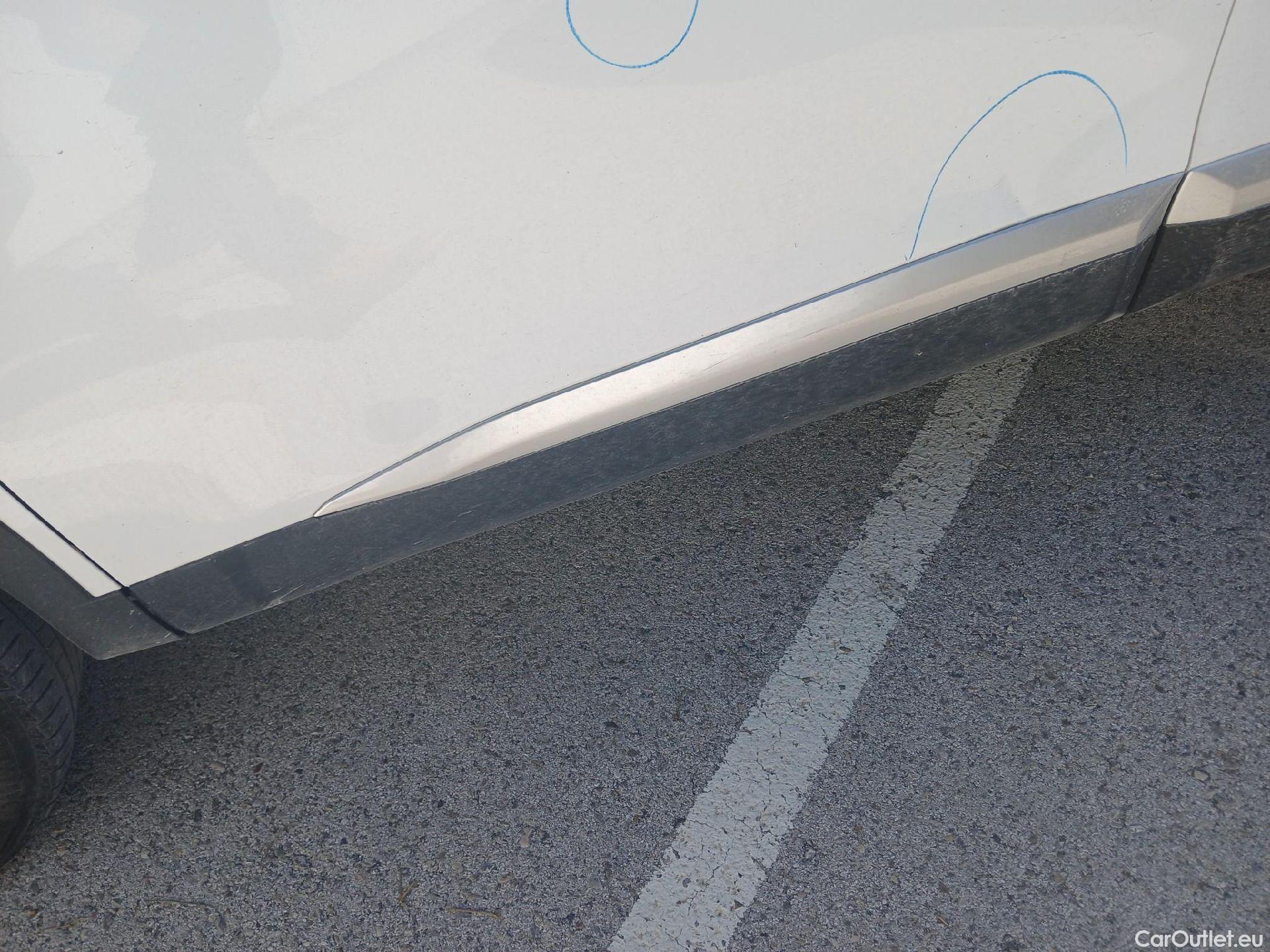  Peugeot  2008 PEUGEOT  / 2019 / 5P / todoterreno Allure BlueHDI 100 S&S BVM6 (AC) #24