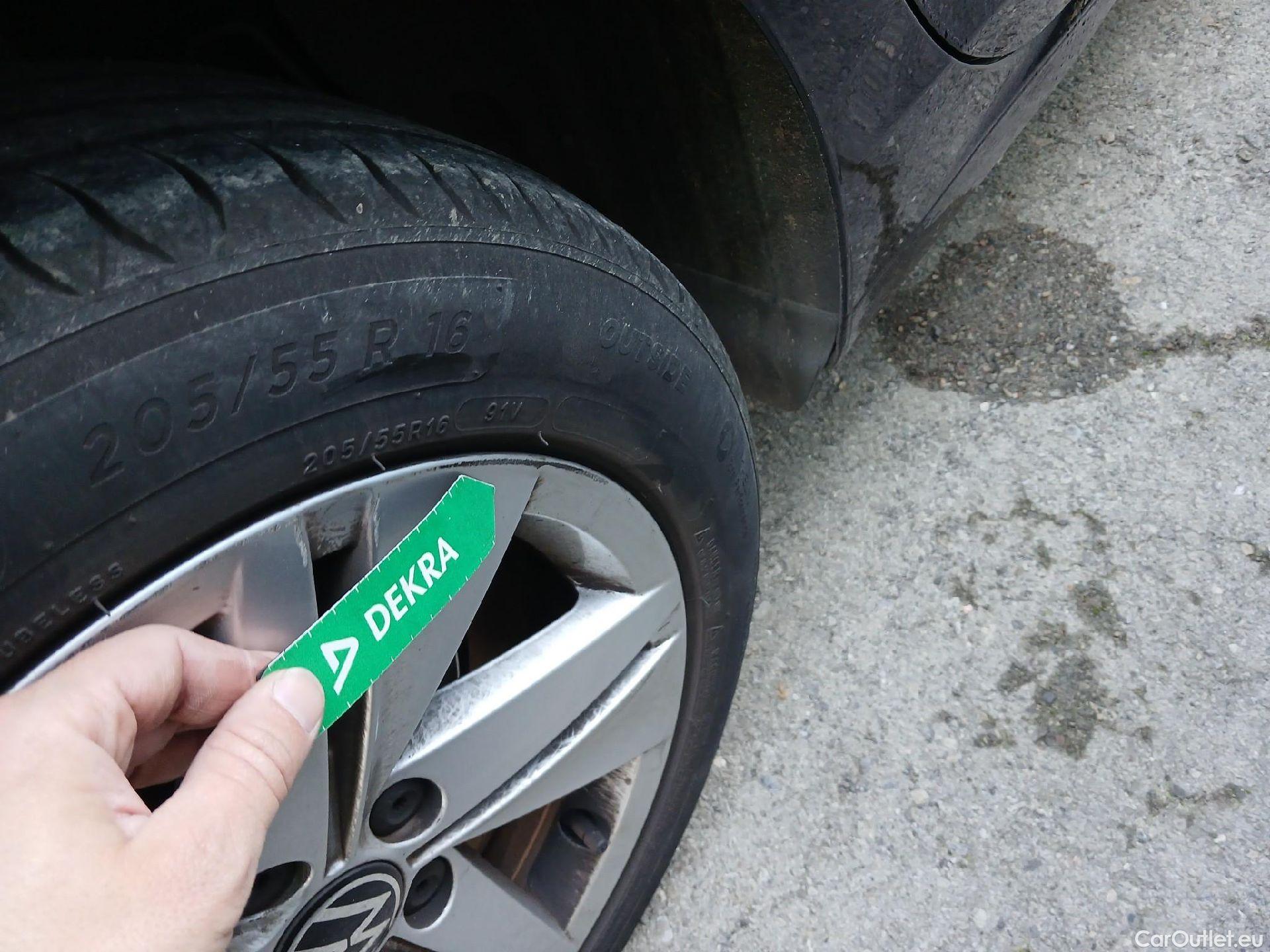  Volkswagen  Golf  VOLKSWAGEN / 2020 / 5P / berlina con portón Life 2.0 TDI 85kW (115CV) #15