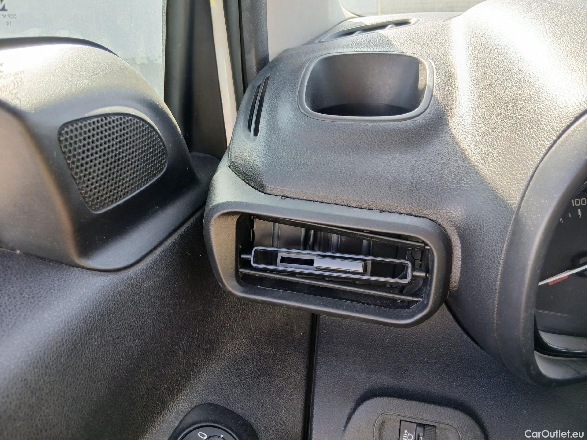  Citroen  Berlingo CITROEN  / 2018 / 4P / combi Talla M BlueHDi 100 LIVE (AC) #34