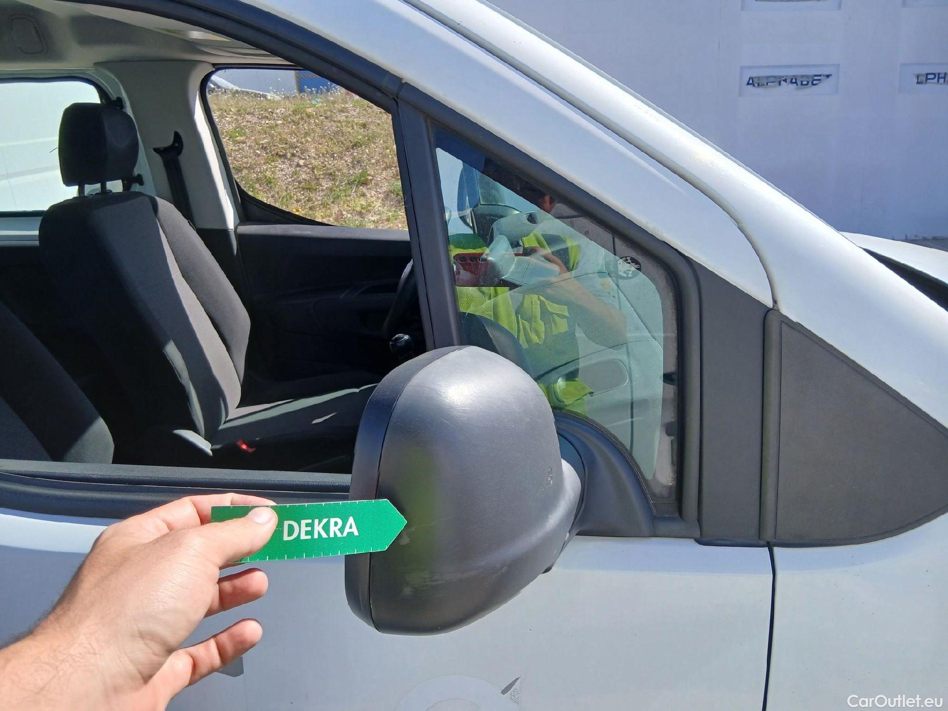  Citroen  Berlingo CITROEN  / 2018 / 4P / combi Talla M BlueHDi 100 LIVE (AC) #23