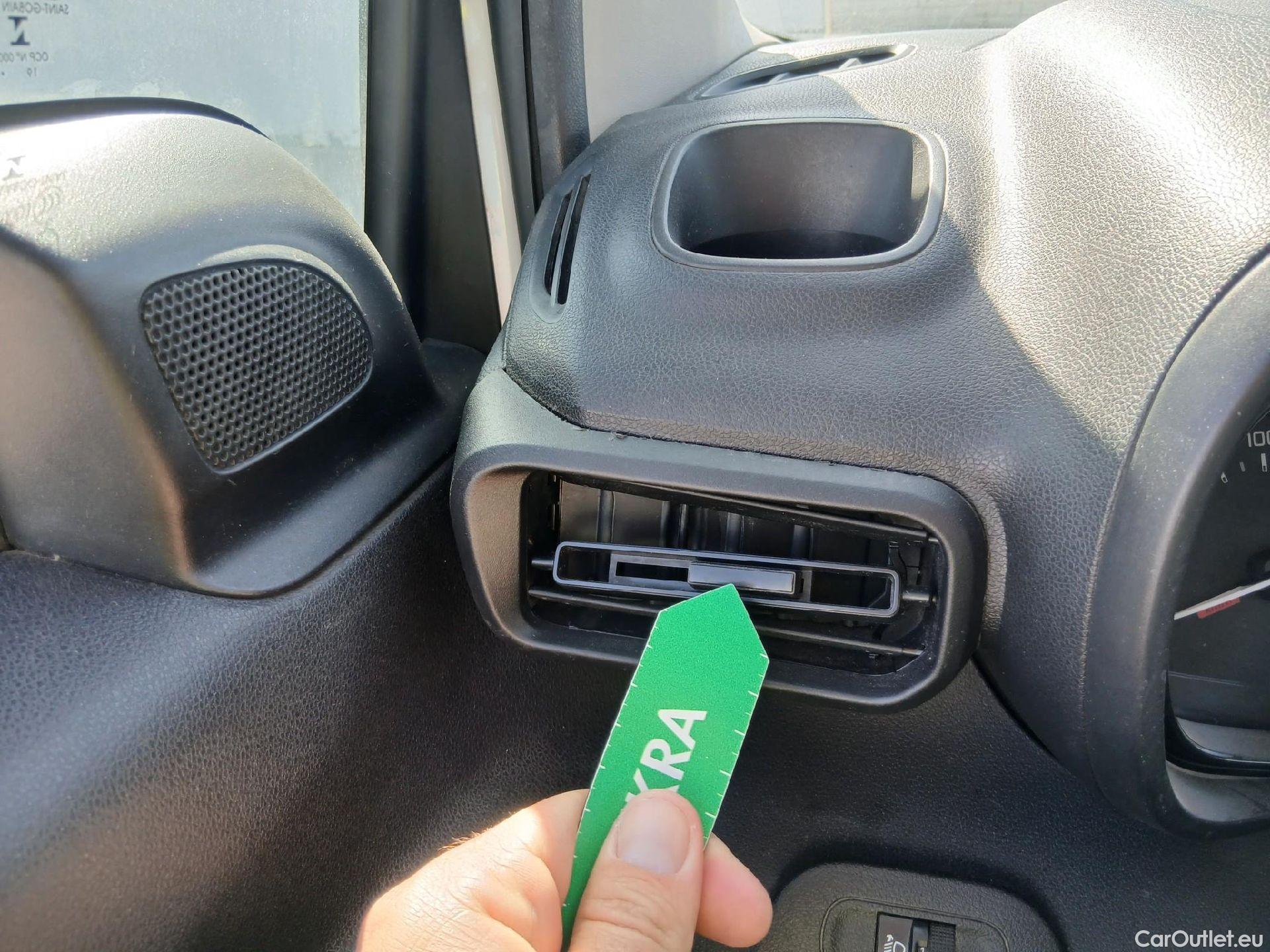  Citroen  Berlingo CITROEN  / 2018 / 4P / combi Talla M BlueHDi 100 LIVE (AC) #33