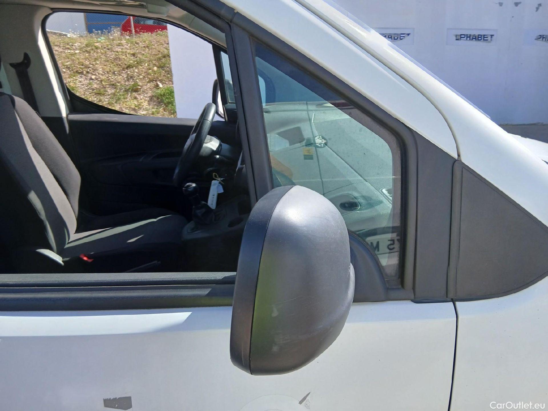  Citroen  Berlingo CITROEN  / 2018 / 4P / combi Talla M BlueHDi 100 LIVE (AC) #24