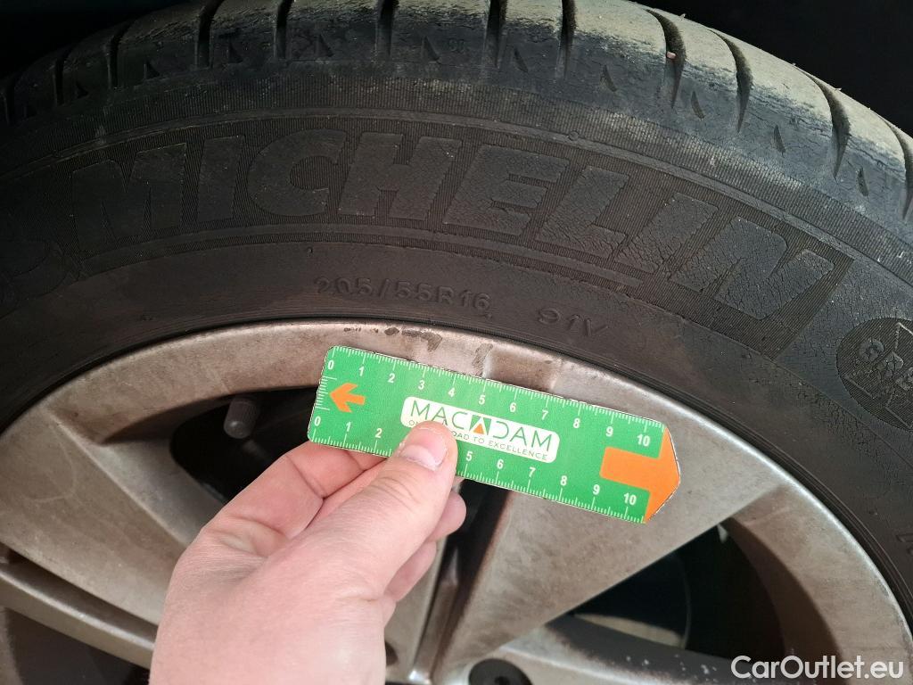  Volkswagen  Golf  VOLKSWAGEN / 2020 / 5P / Berline 1.5 eTSI OPF 150 DSG7 Life 1st #38