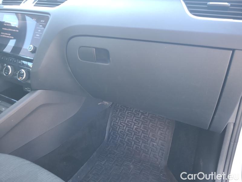  Skoda  Octavia  Combi  (5E5)(03.2017->)  Com TDI 110 Style AT #35