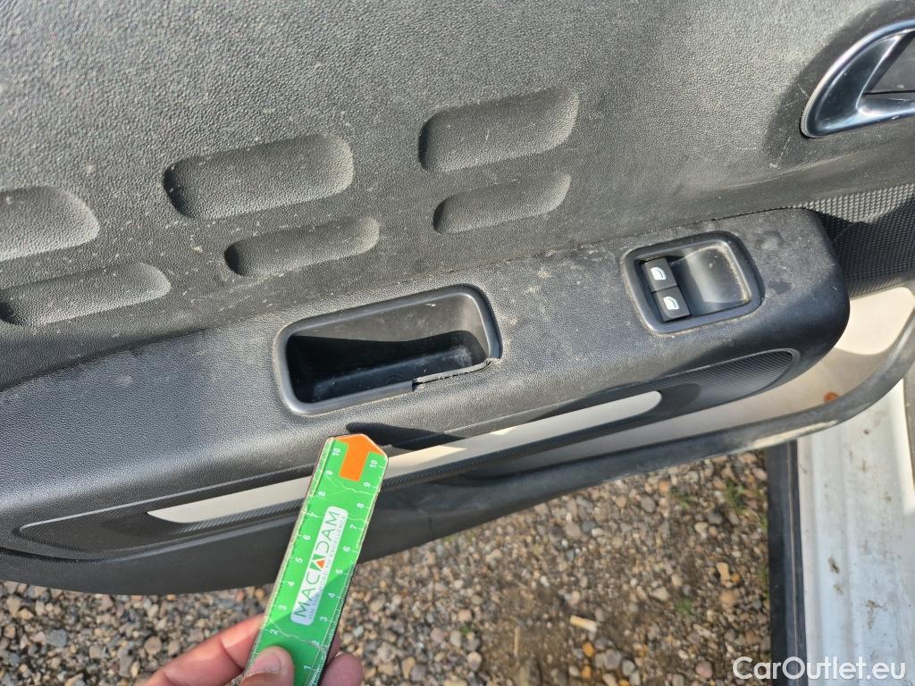  Citroen  C3 CITROEN  / 2016 / 5P / berlina con portón BlueHDi 73KW (100CV) S&S FEEL #4