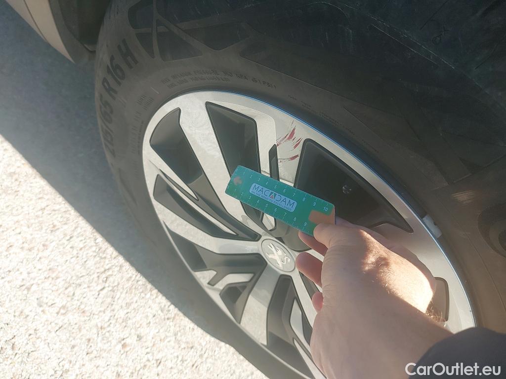  Peugeot  2008 PEUGEOT  / 2019 / 5P / todoterreno Active BlueHDI 81kW (110CV) #16