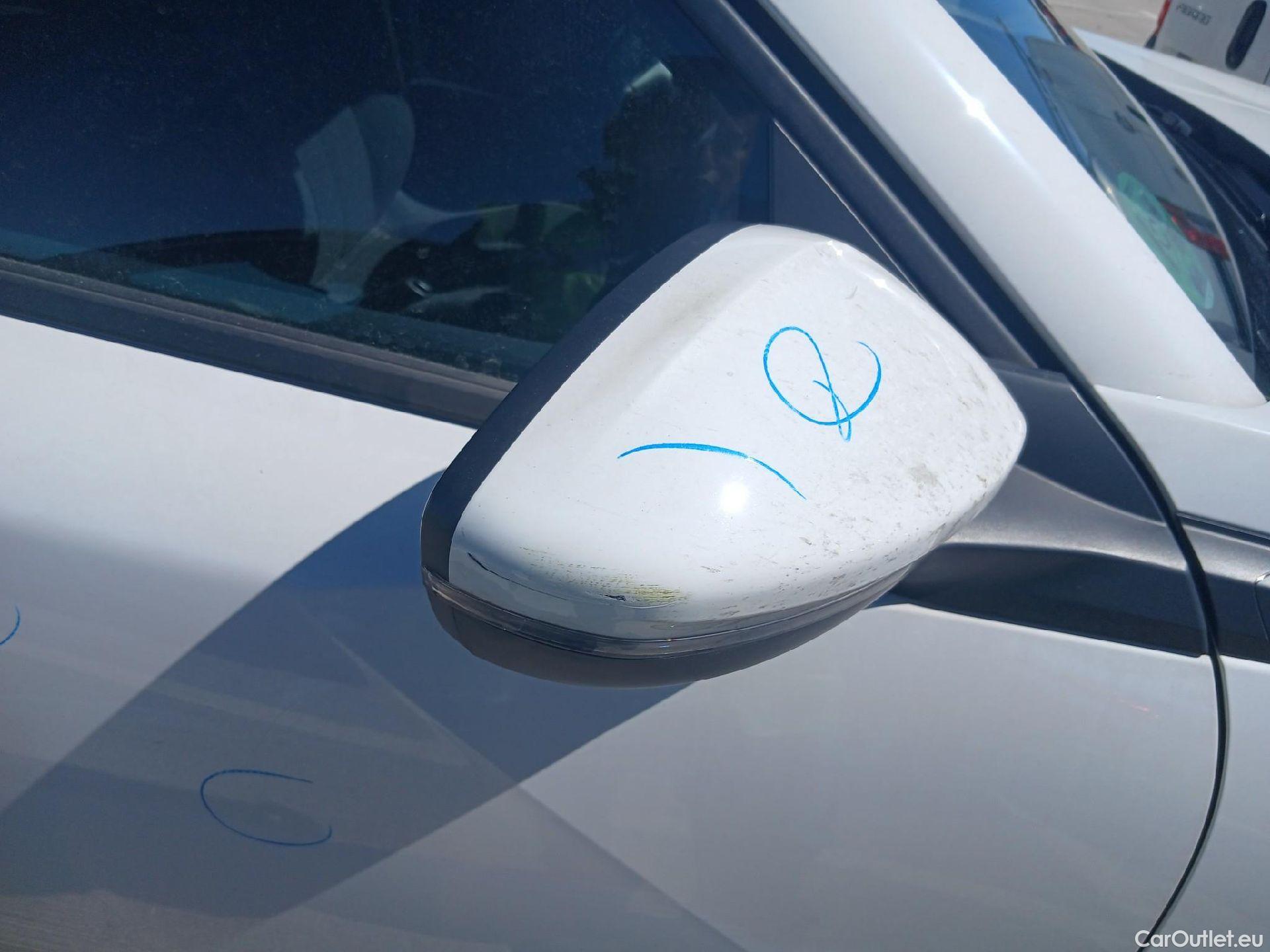  Peugeot  2008 PEUGEOT  / 2019 / 5P / todoterreno Active Pack BlueHDI 81kW (110CV) #30