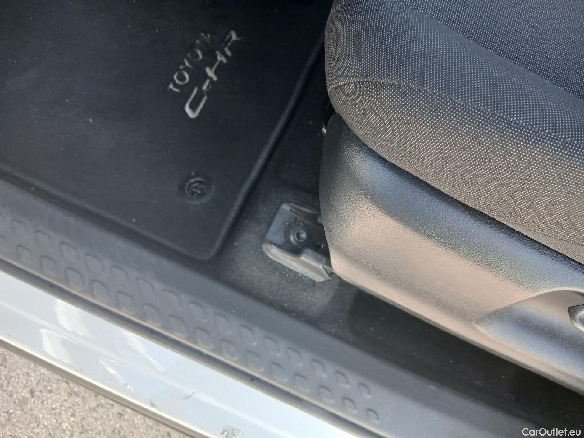  Toyota  C-HR TOYOTA  / 2019 / 5P / todoterreno 1.8 125H Active #1