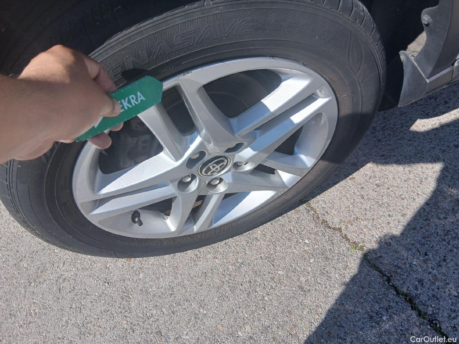  Toyota  C-HR TOYOTA  / 2019 / 5P / todoterreno 1.8 125H Active #33