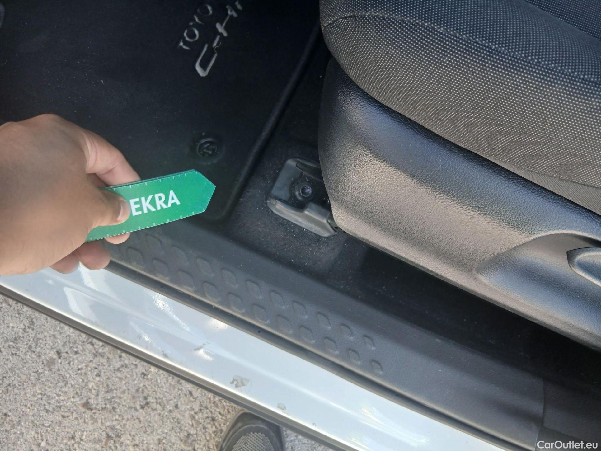  Toyota  C-HR TOYOTA  / 2019 / 5P / todoterreno 1.8 125H Active #2