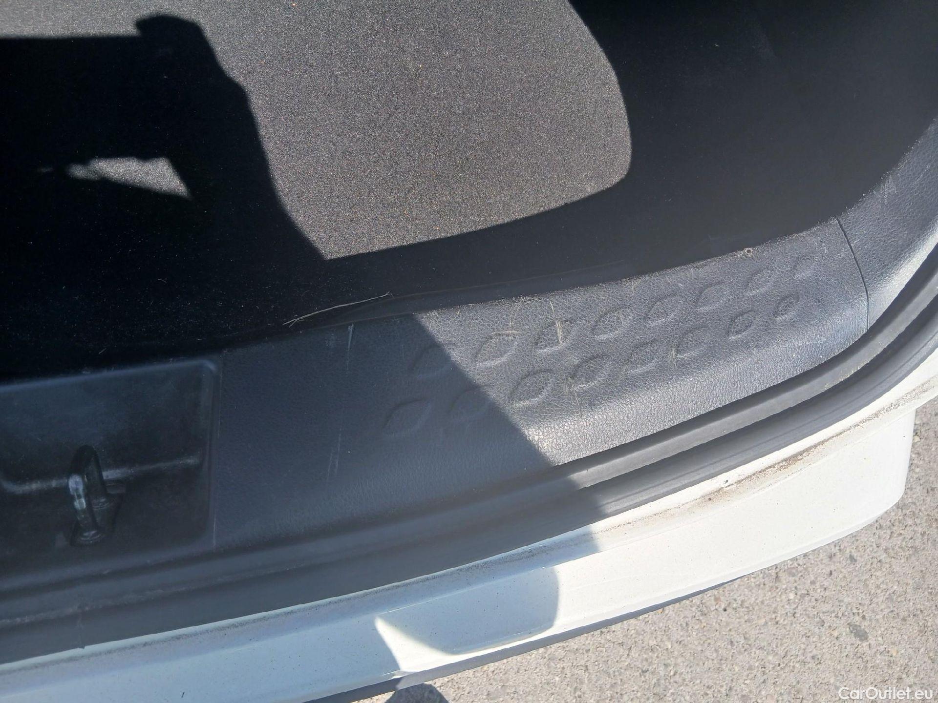  Toyota  C-HR TOYOTA  / 2019 / 5P / todoterreno 1.8 125H Active #4