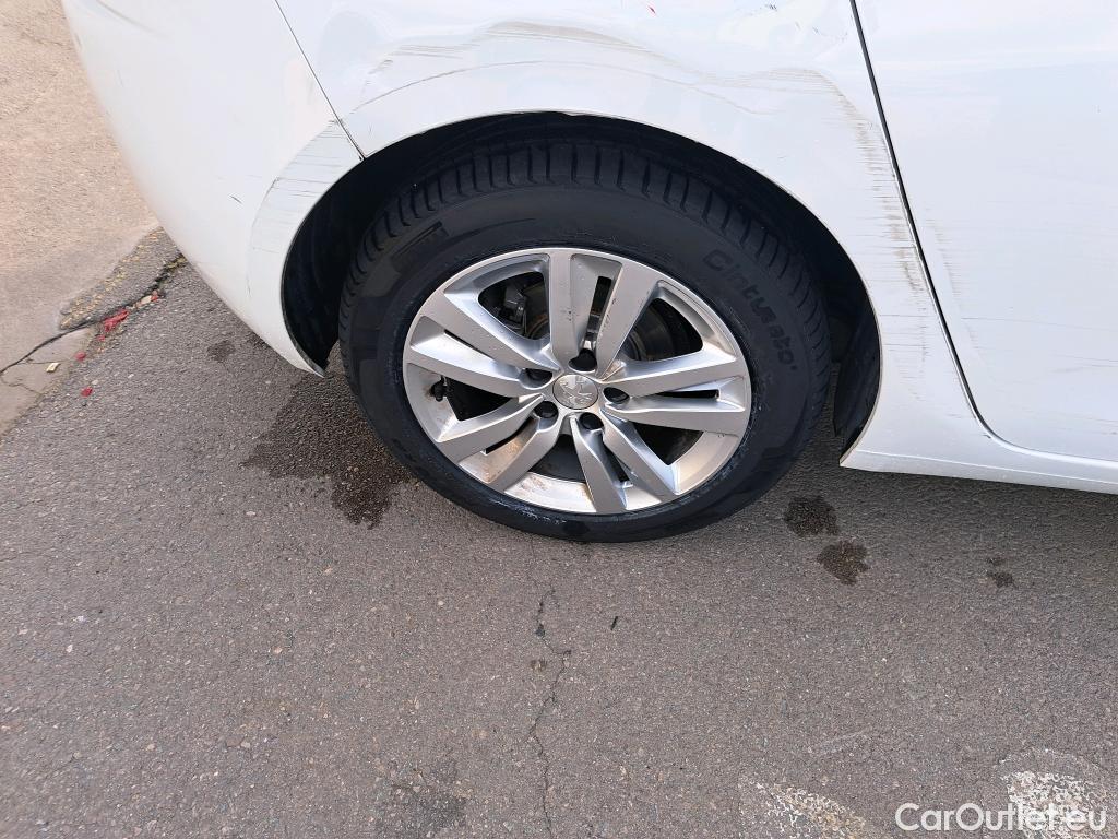  Peugeot  308 PEUGEOT  / 2017 / 5P / berlina con portón 5p Active Pack BlueHDi 130 S&S (AC) #54