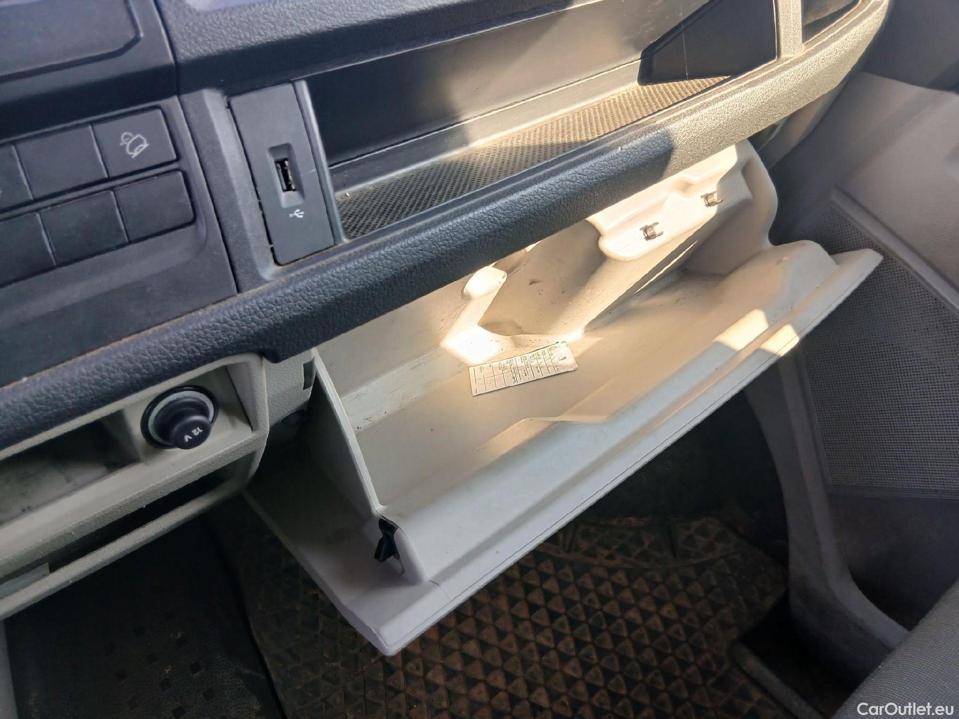  Volkswagen  Transporter VOLKSWAGEN  / 2015 / 4P / furgón Furgón Corto TN 2.0 TDI 110kW BMT 4Mot #2