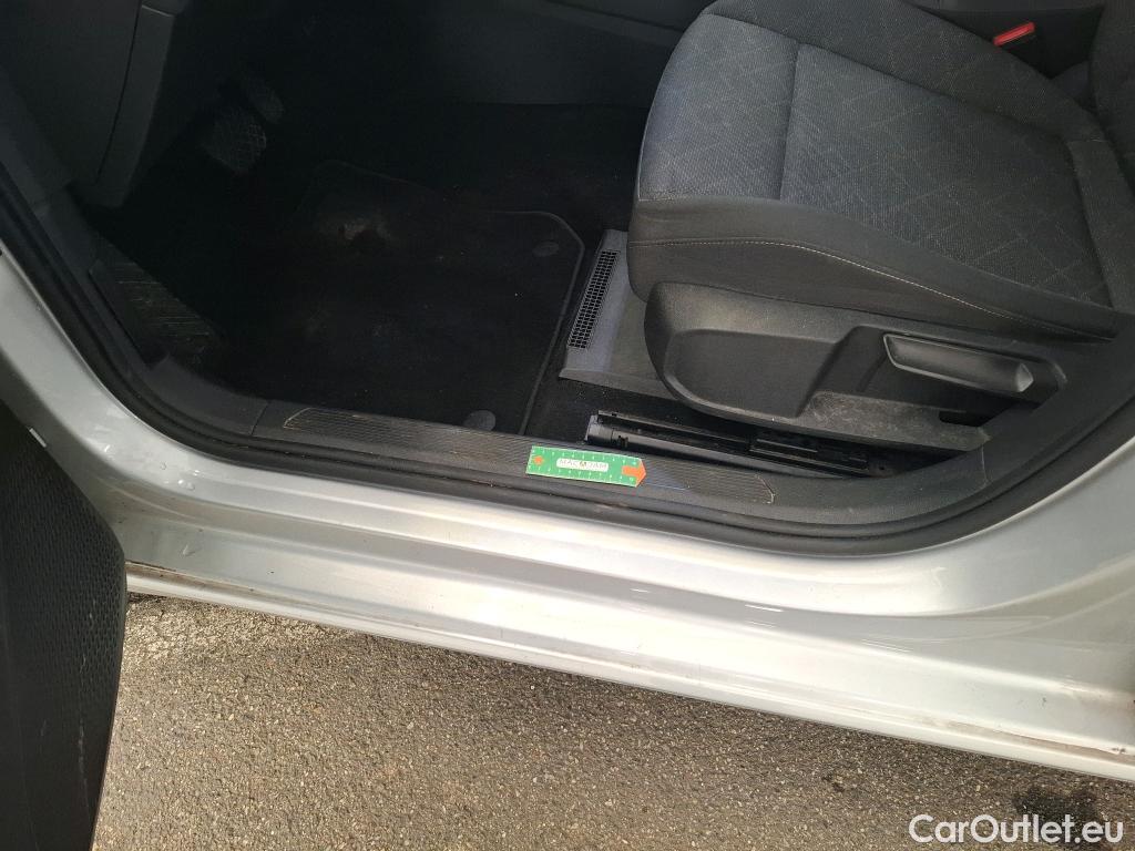  Volkswagen  Golf  VOLKSWAGEN / 2020 / 5P / Berline 1.5 eTSI OPF 130 DSG7 Life Busi #48