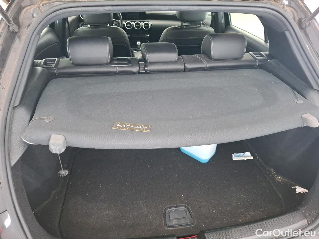  Mercedes  A-Klasse MERCEDESBENZ Classe A Compact  2018  5P  Berline A 180 Style Line #1