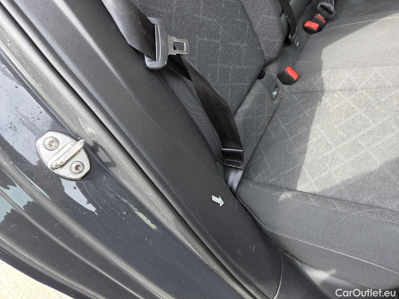  Volkswagen  Golf  Life 1.0 TSI #74