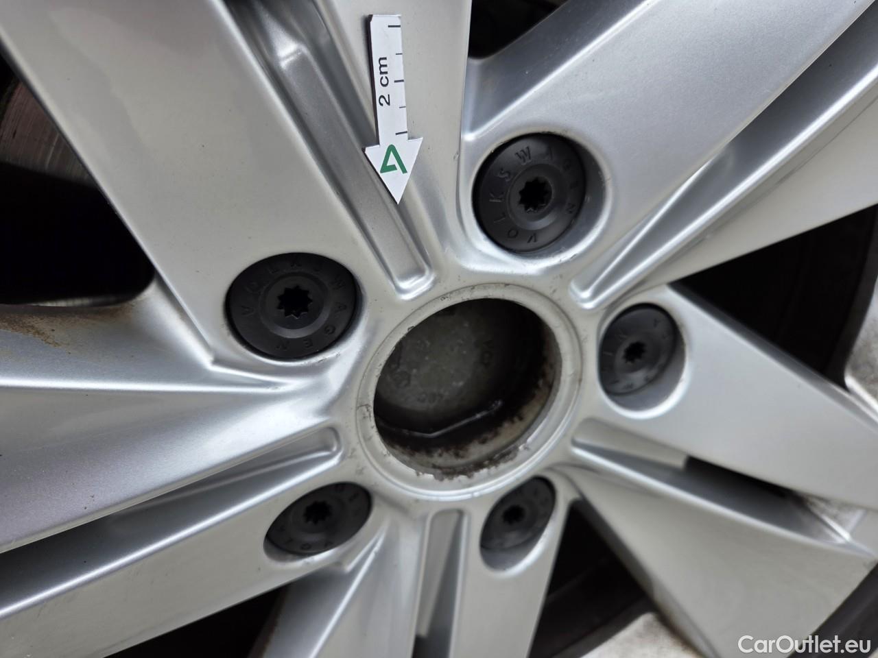  Volkswagen  Golf  Life 1.0 TSI #38