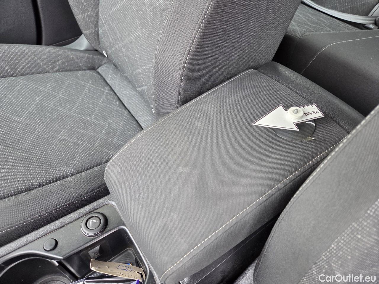  Volkswagen  Golf  Life 1.0 TSI #43