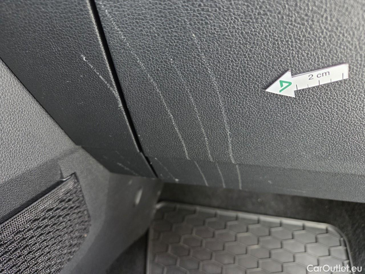  Volkswagen  Golf  Life 1.0 TSI #47