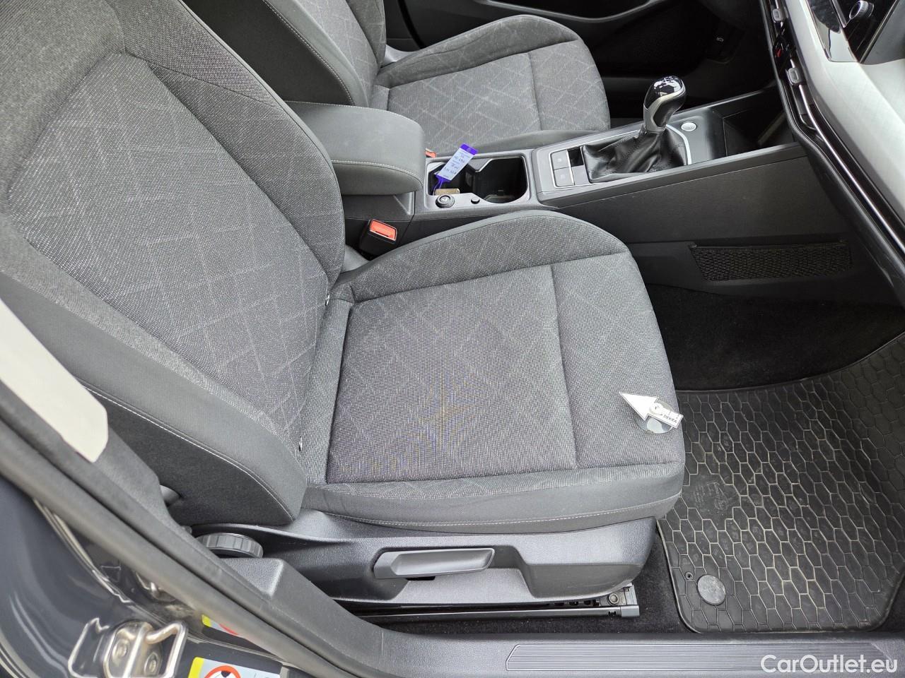  Volkswagen  Golf  Life 1.0 TSI #46