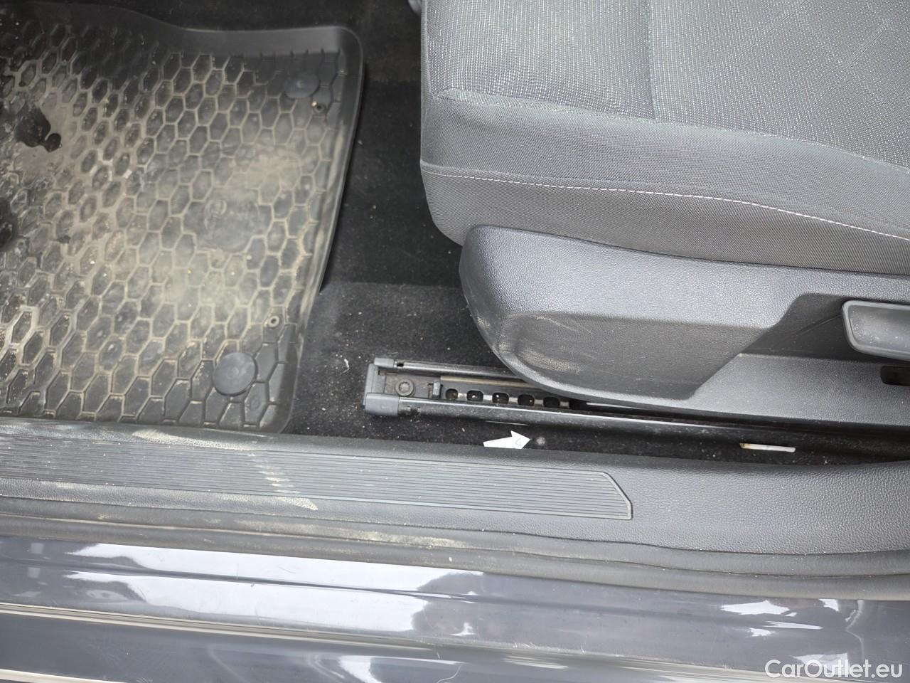  Volkswagen  Golf  Life 1.0 TSI #63