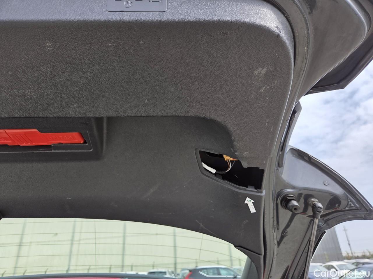  Volkswagen  Golf  Life 1.0 TSI #81