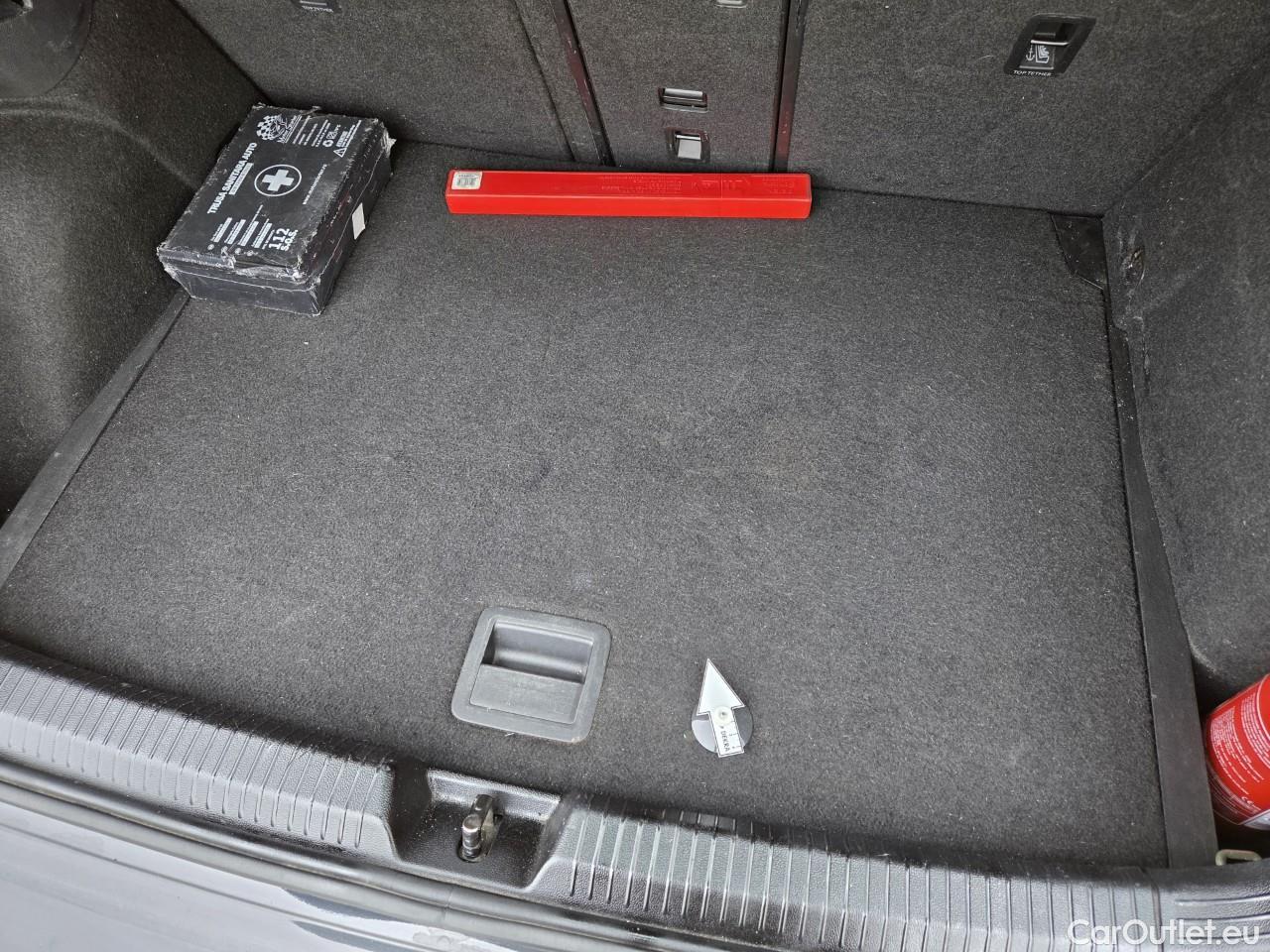  Volkswagen  Golf  Life 1.0 TSI #58