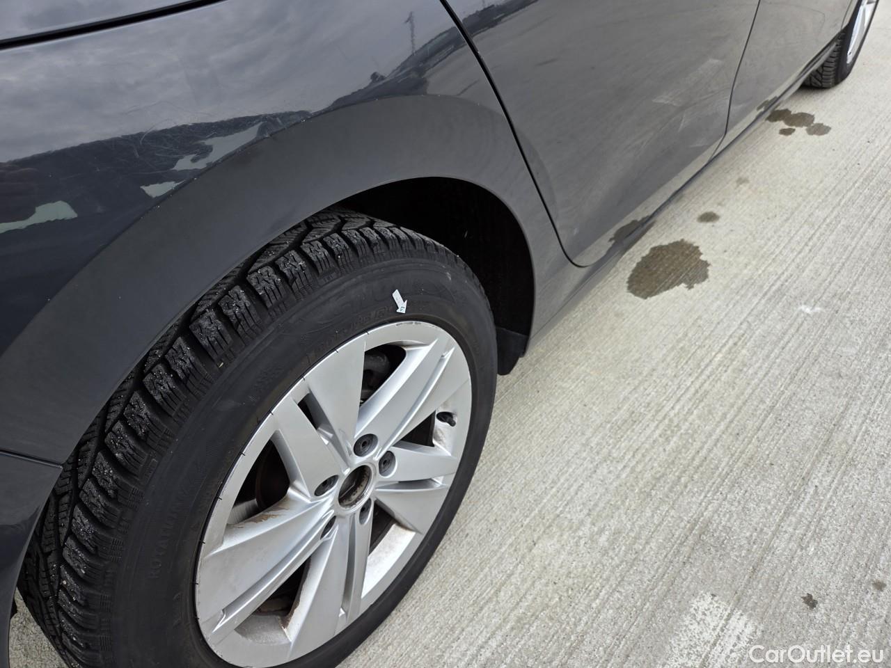  Volkswagen  Golf  Life 1.0 TSI #41