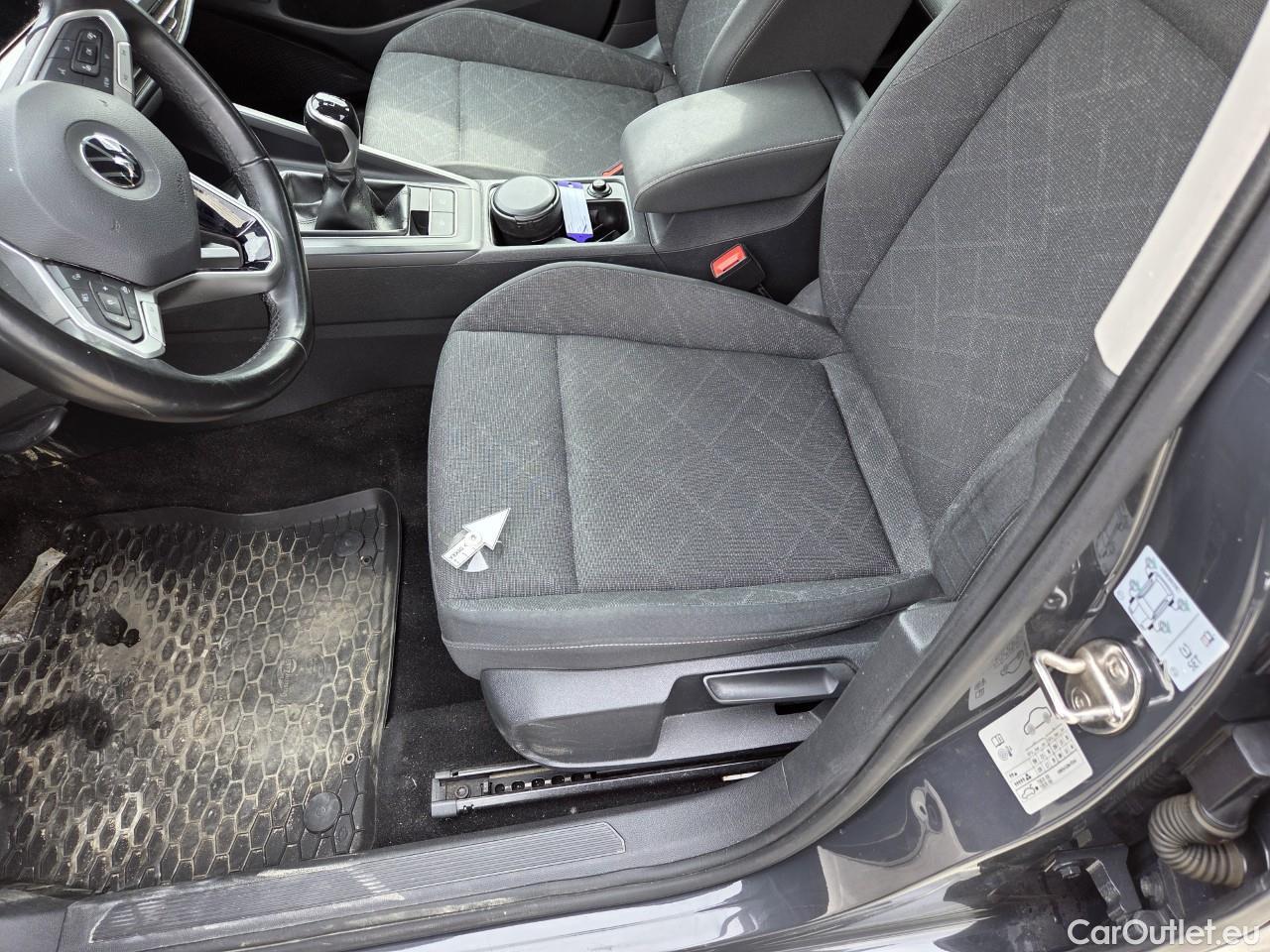  Volkswagen  Golf  Life 1.0 TSI #61