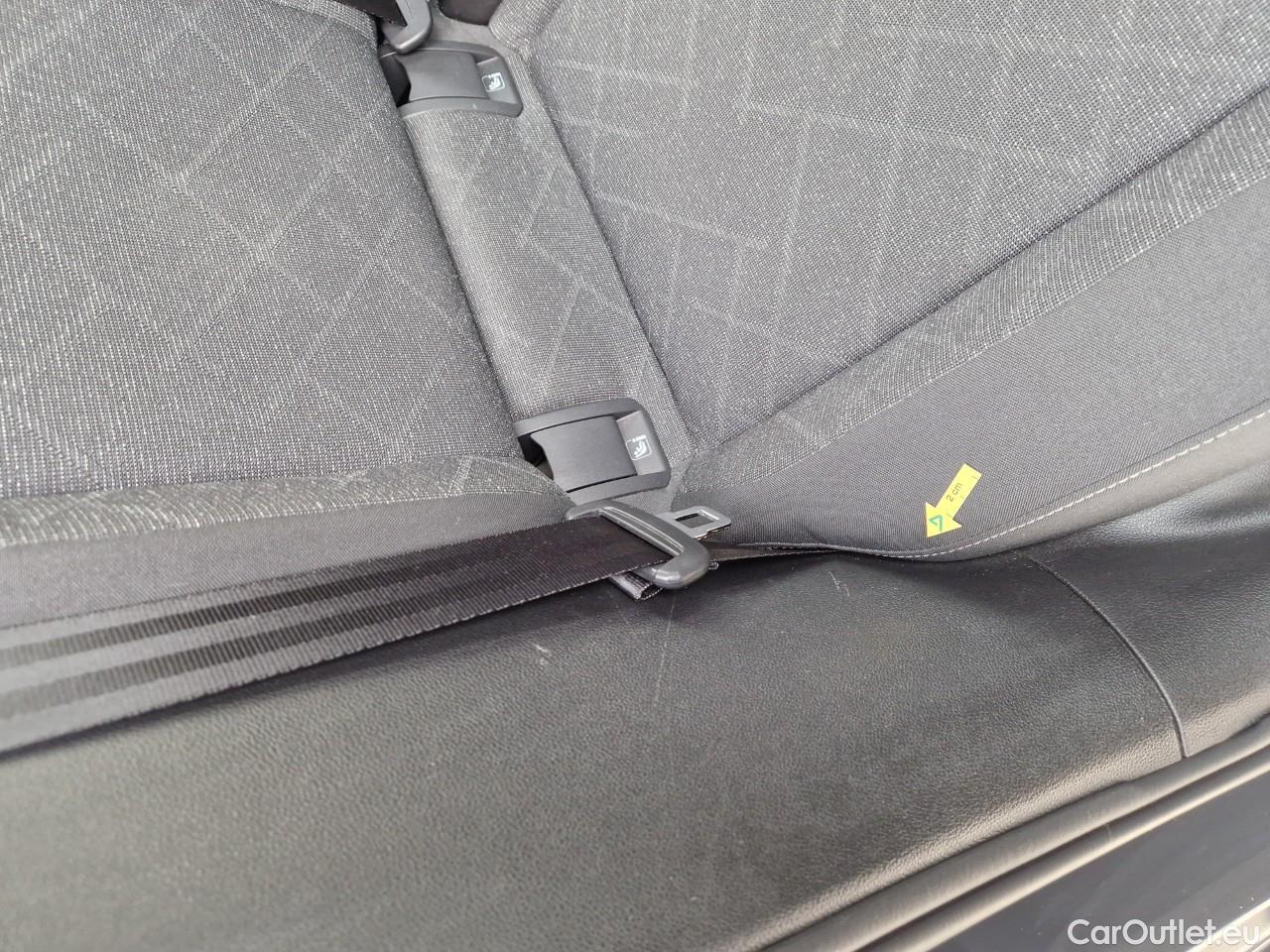  Volkswagen  Golf  Life 1.0 TSI #44