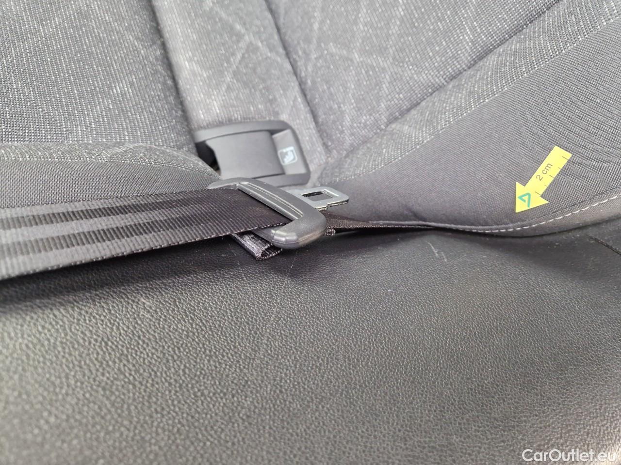  Volkswagen  Golf  Life 1.0 TSI #43