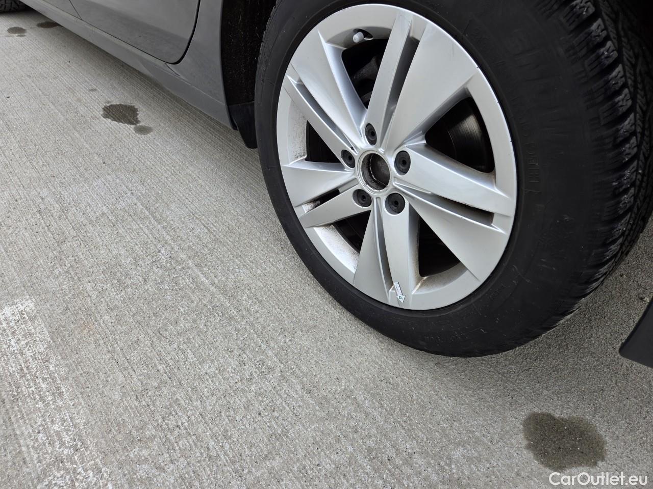  Volkswagen  Golf  Life 1.0 TSI #50