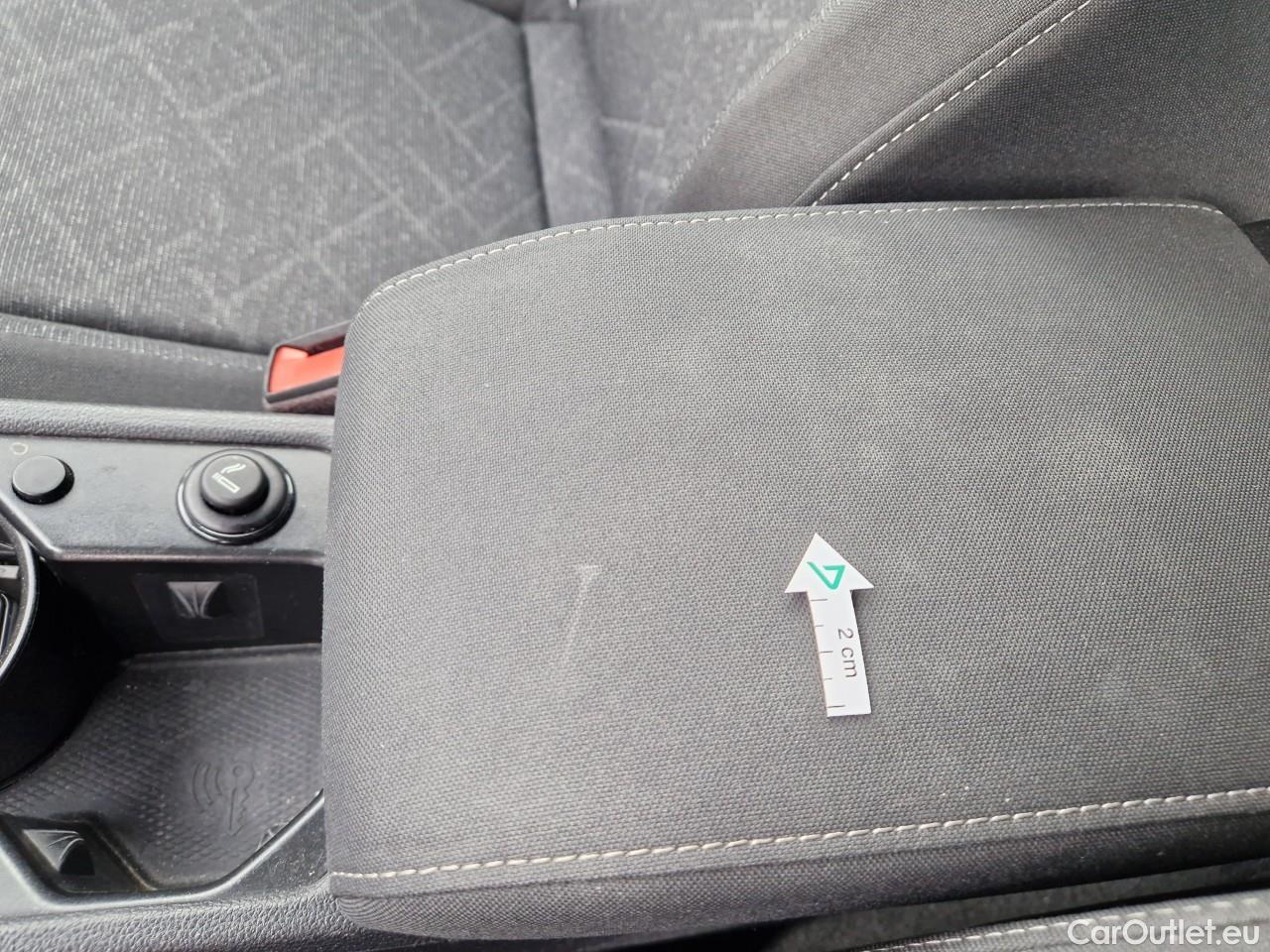  Volkswagen  Golf  Life 1.0 TSI #51