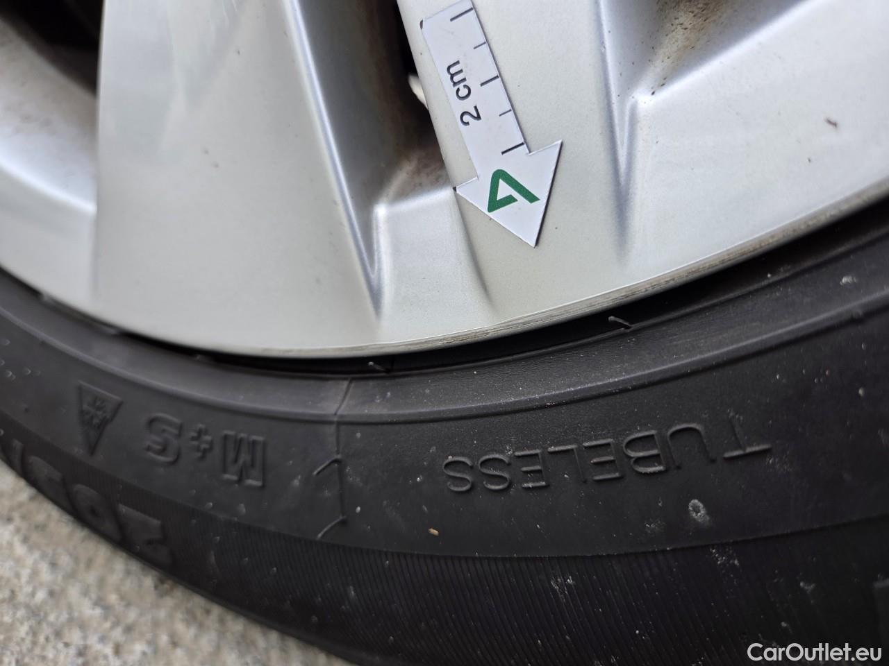  Volkswagen  Golf  Life 1.0 TSI #53