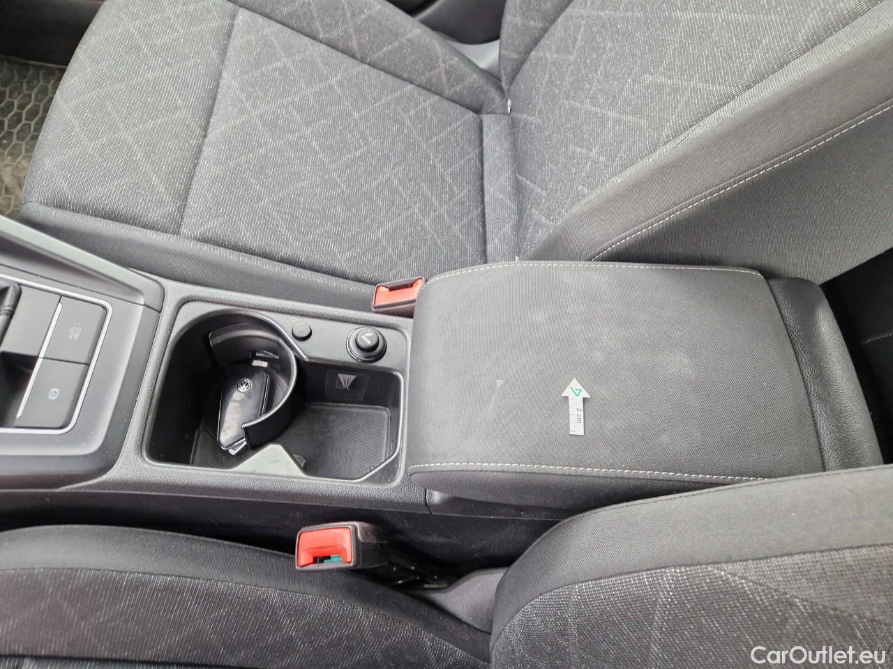  Volkswagen  Golf  Life 1.0 TSI #50