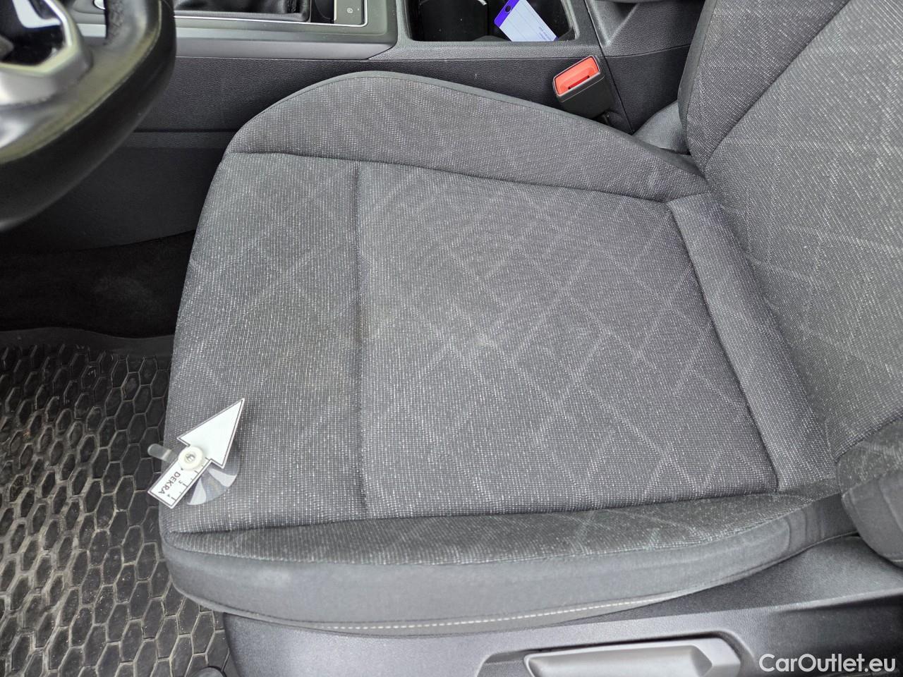  Volkswagen  Golf  Life 1.0 TSI #42