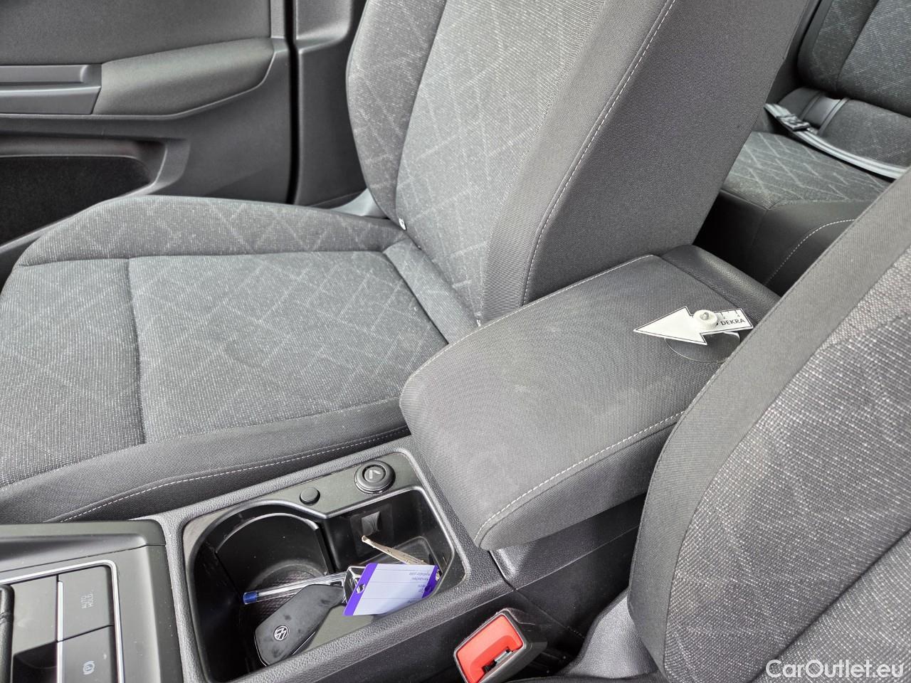  Volkswagen  Golf  Life 1.0 TSI #44